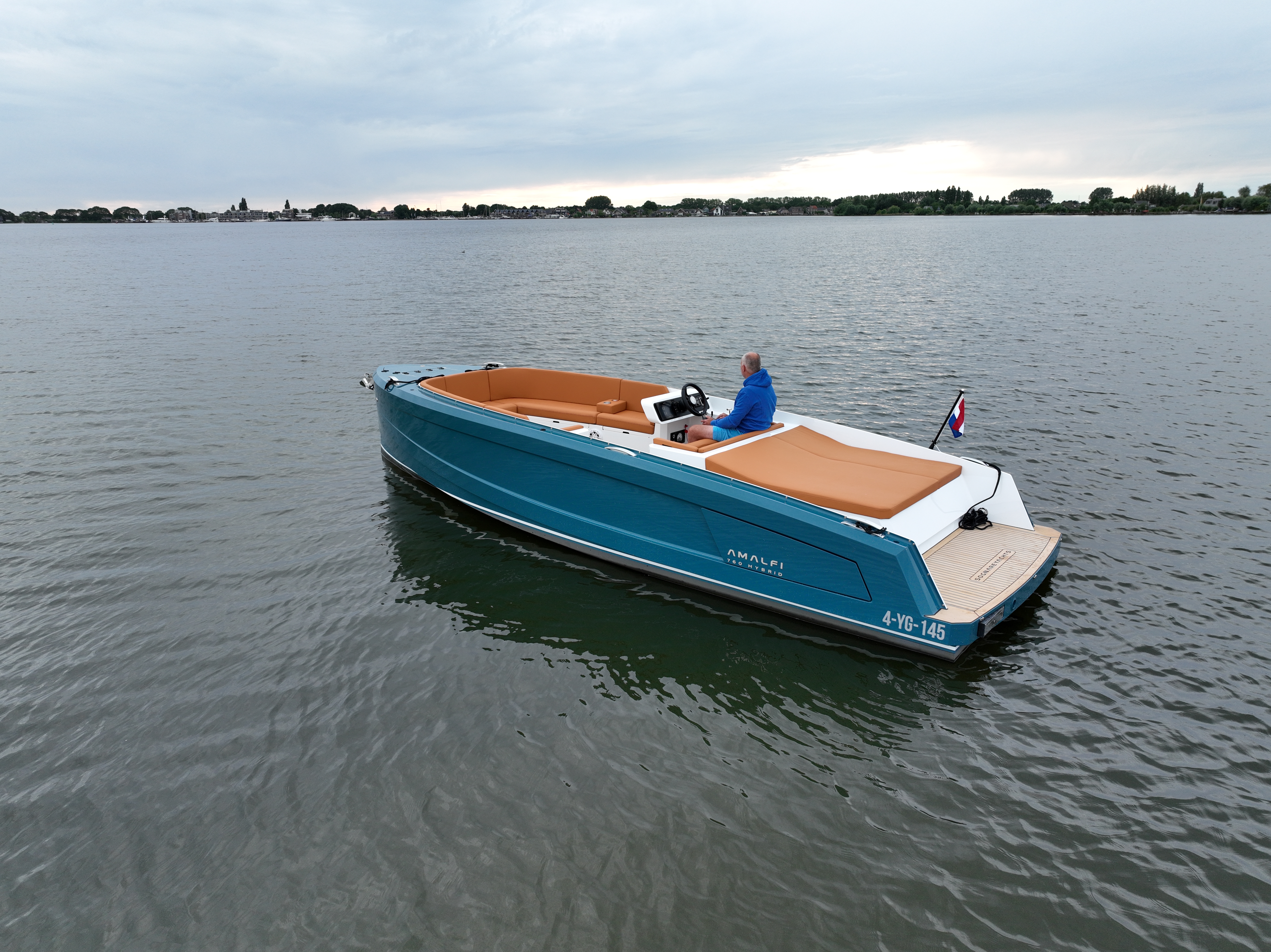 Sognare Amalfi 760 Hybrid luchtfoto boven het water, Braassemermeer Oude Wetering