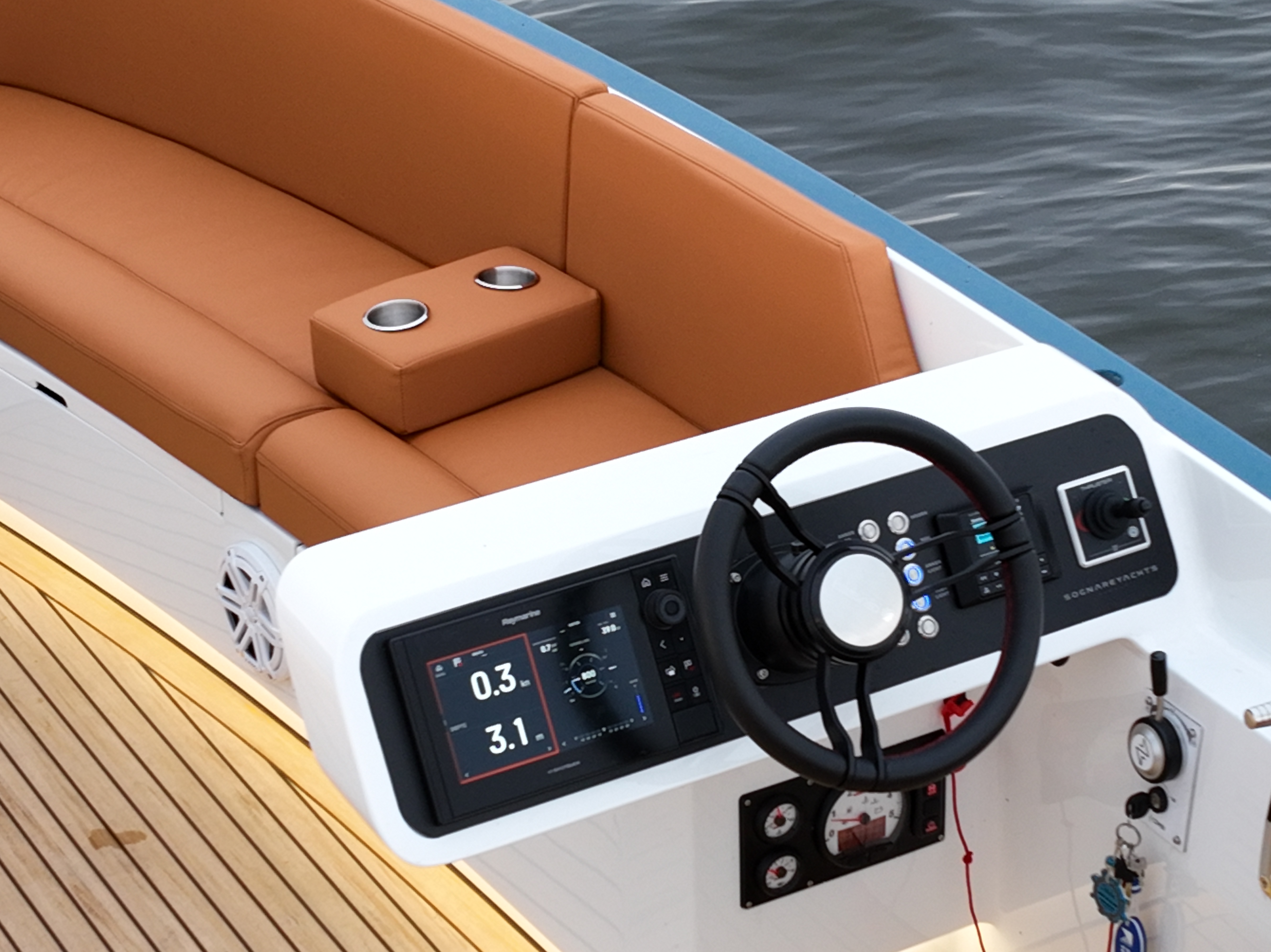 Sognare Amalfi 760 aluminium daycruiser luchtfoto op het water