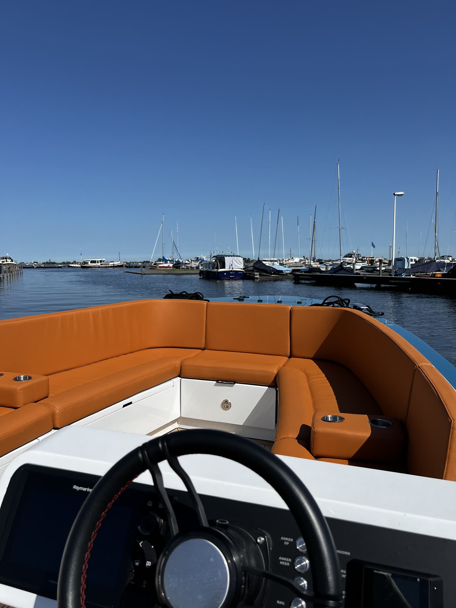 Sognare Amalfi 760 cockpit met caramel bekleding en Raymarine stuurwiel in de haven