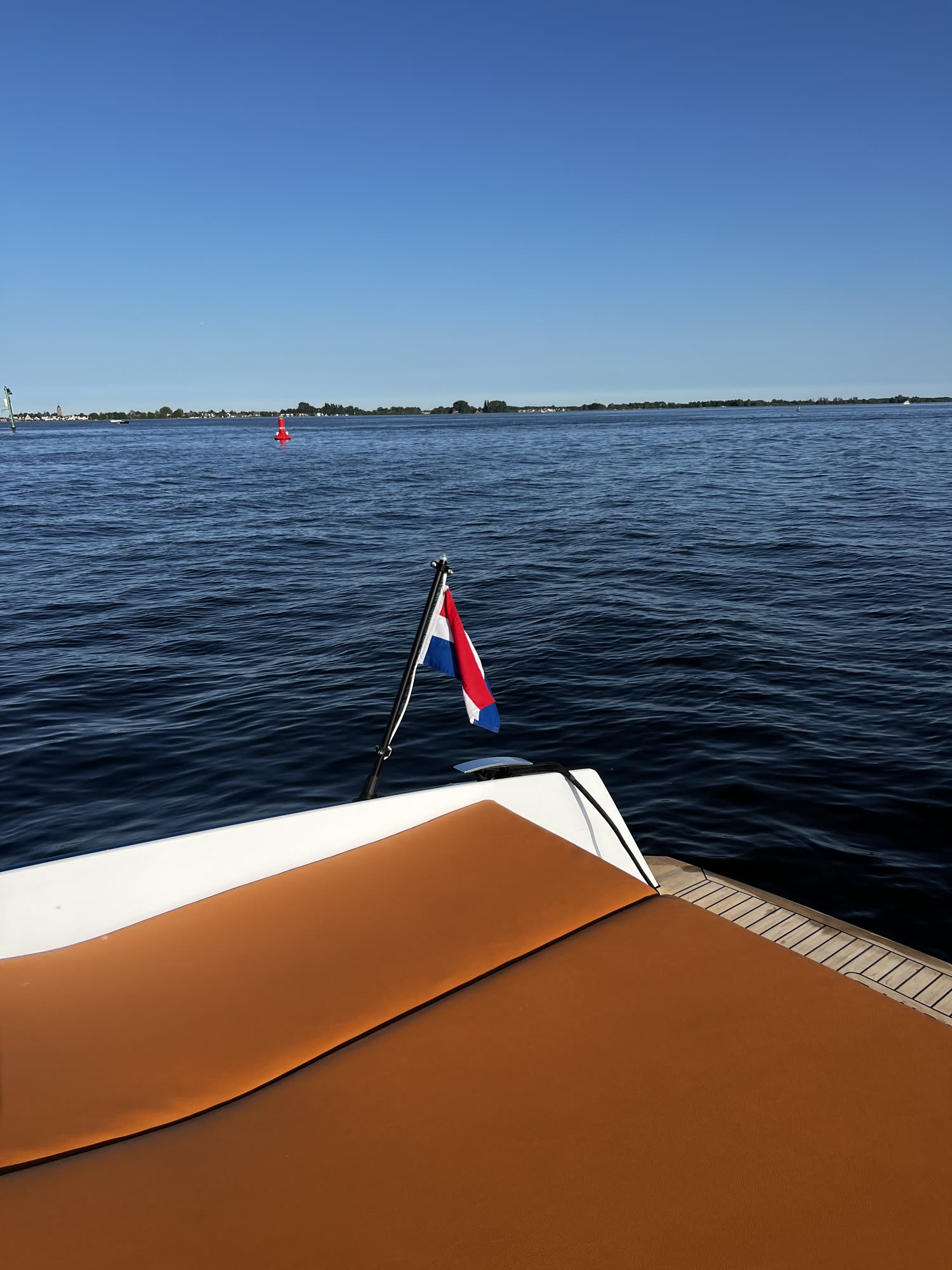 Sognare Amalfi 760 boeg met Nederlandse vlag op kalm blauw water