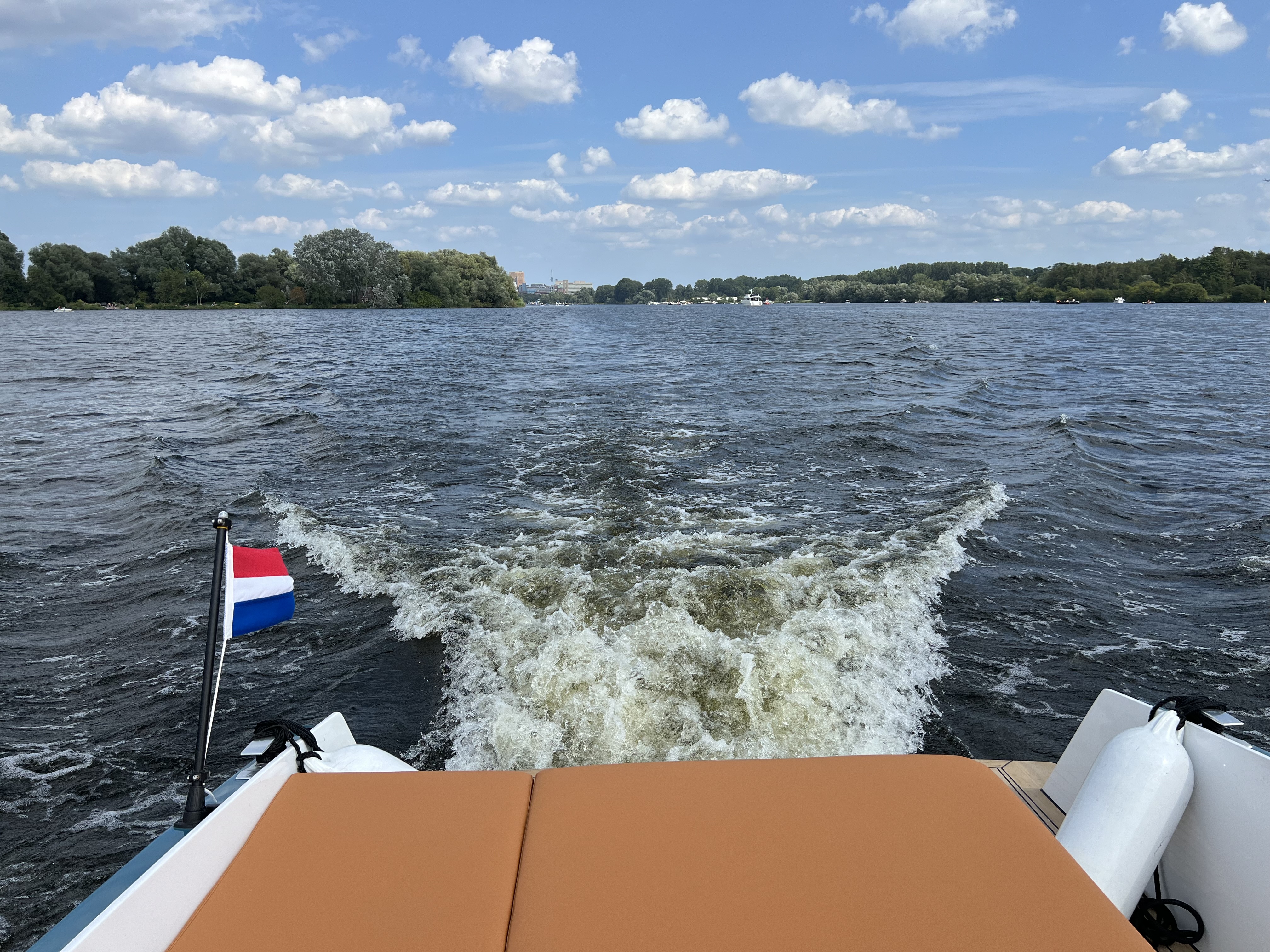 Sognare Amalfi 760 Hybrid vaart op het Braassemermeer, Oude Wetering