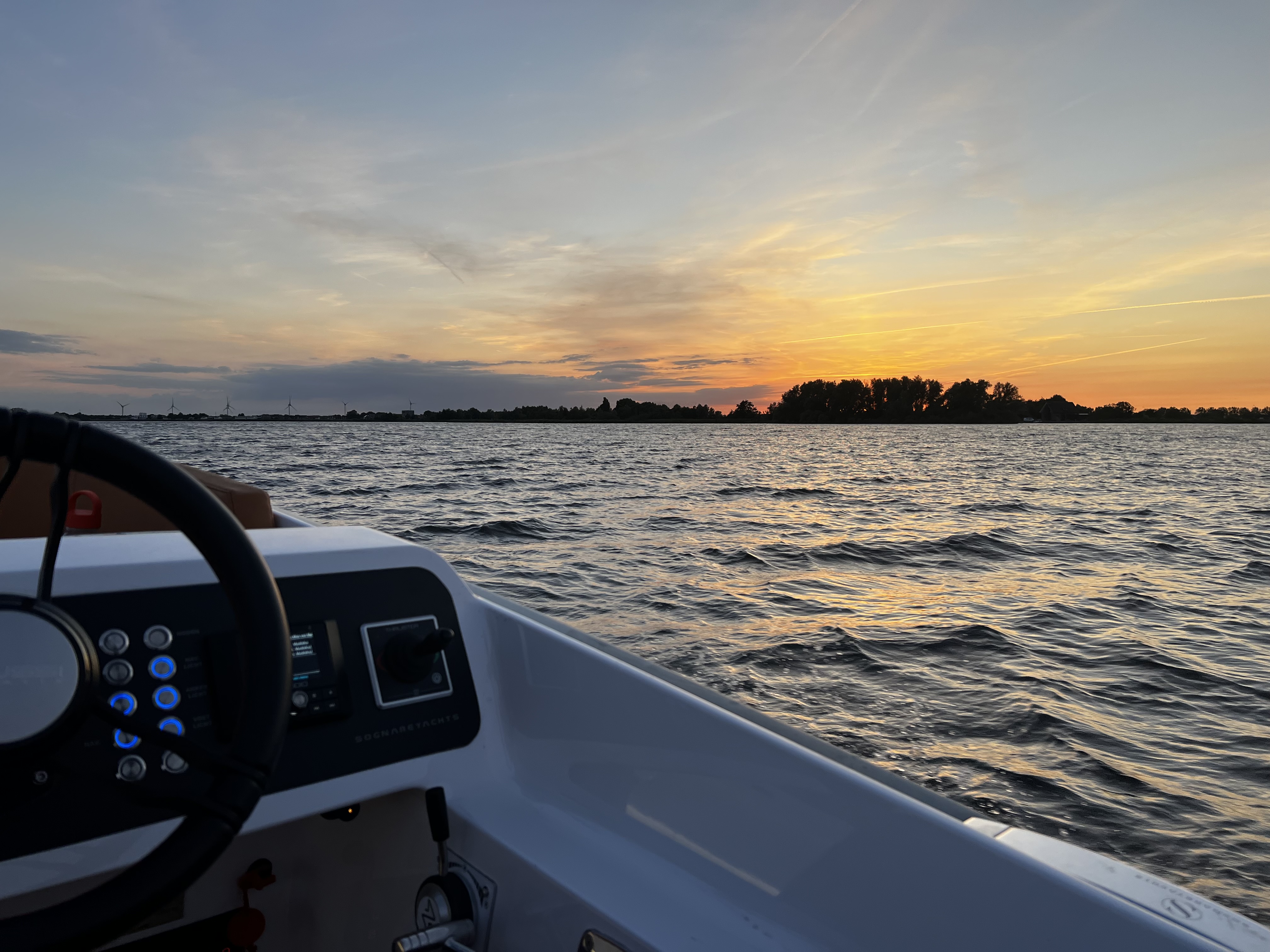 Sognare Amalfi 760 aluminium jacht bij zonsondergang