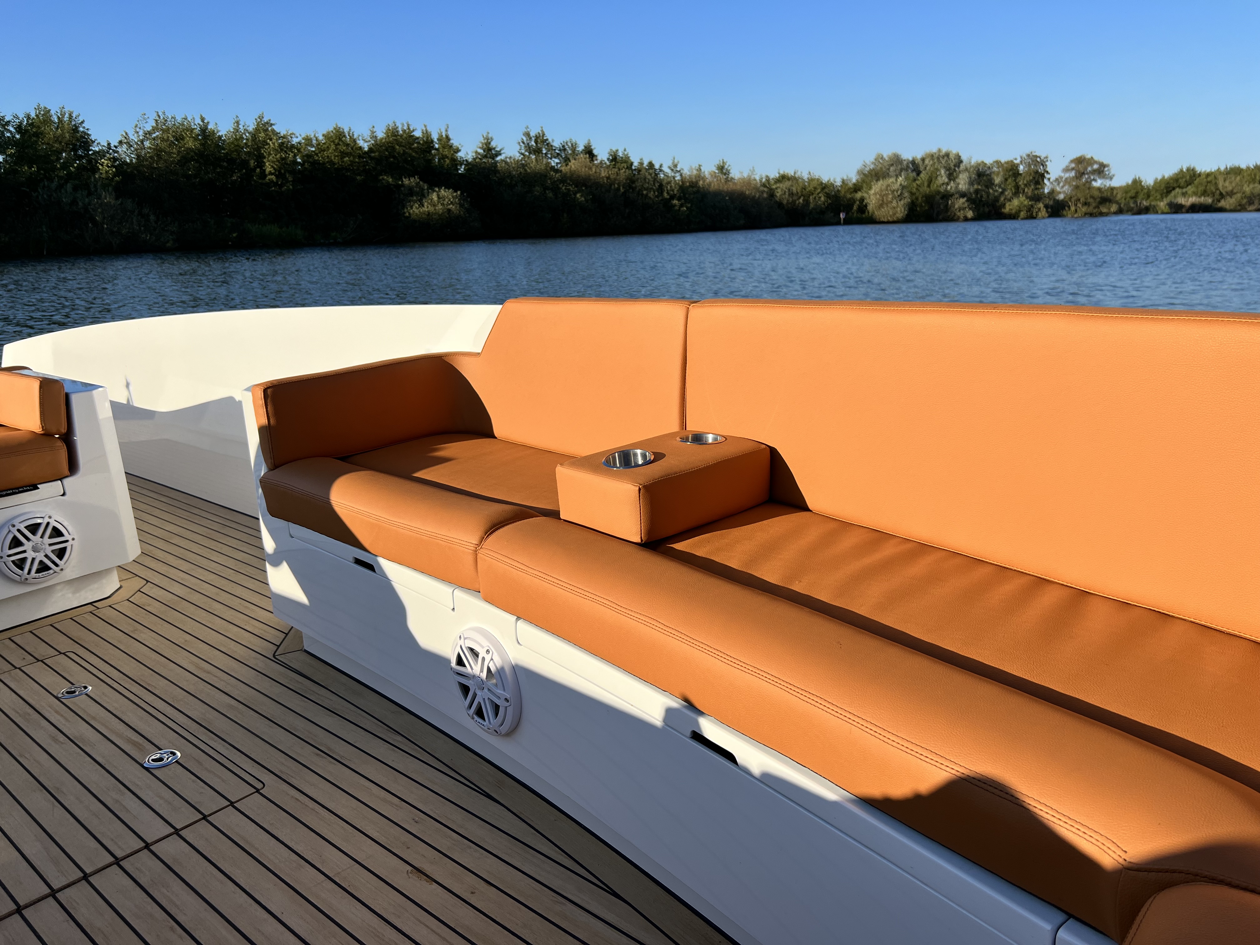 Sognare Amalfi 760 Hybrid op het water, daycruiser op maat