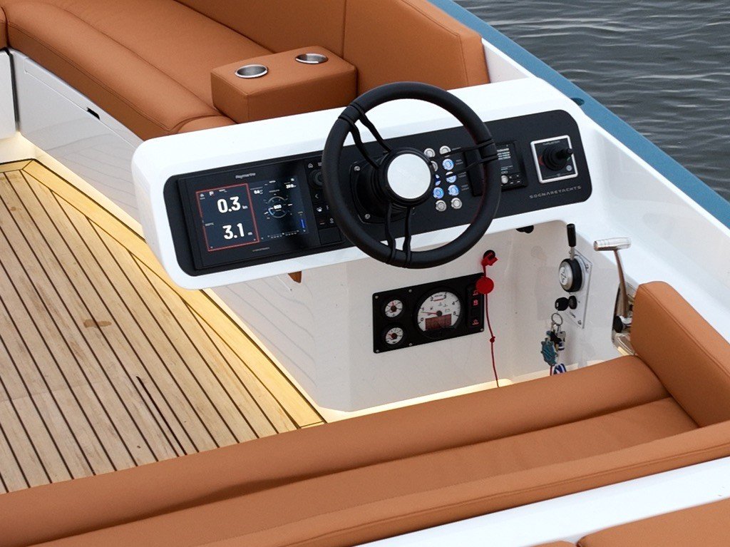 Digitaal Raymarine dashboard met touchscreen van de Amalfi 760