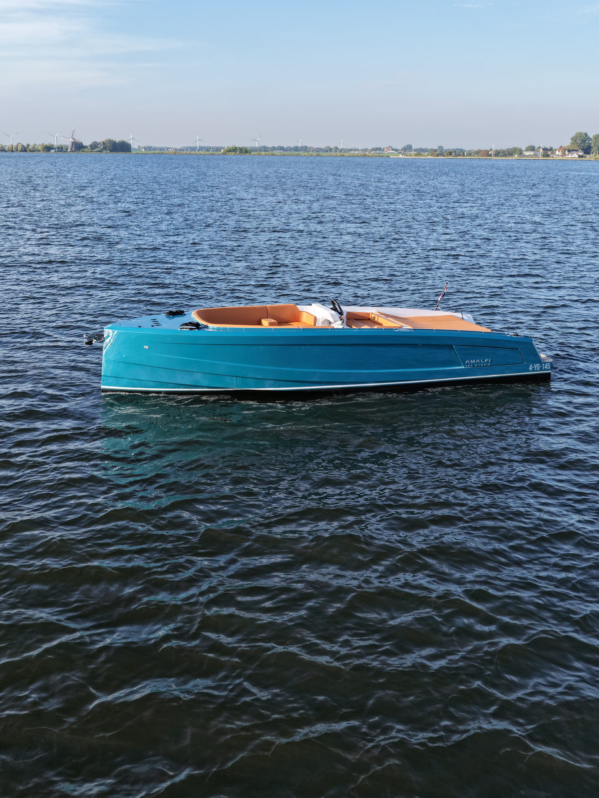 Sognare Amalfi 760 aluminium daycruiser luchtfoto op open water onder een wolkenlucht