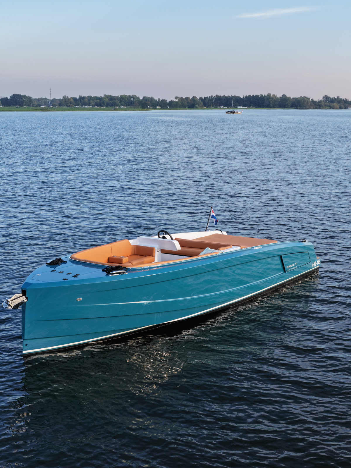 Sognare Amalfi 760 schuin van voren op open water, glanzend teal aluminium