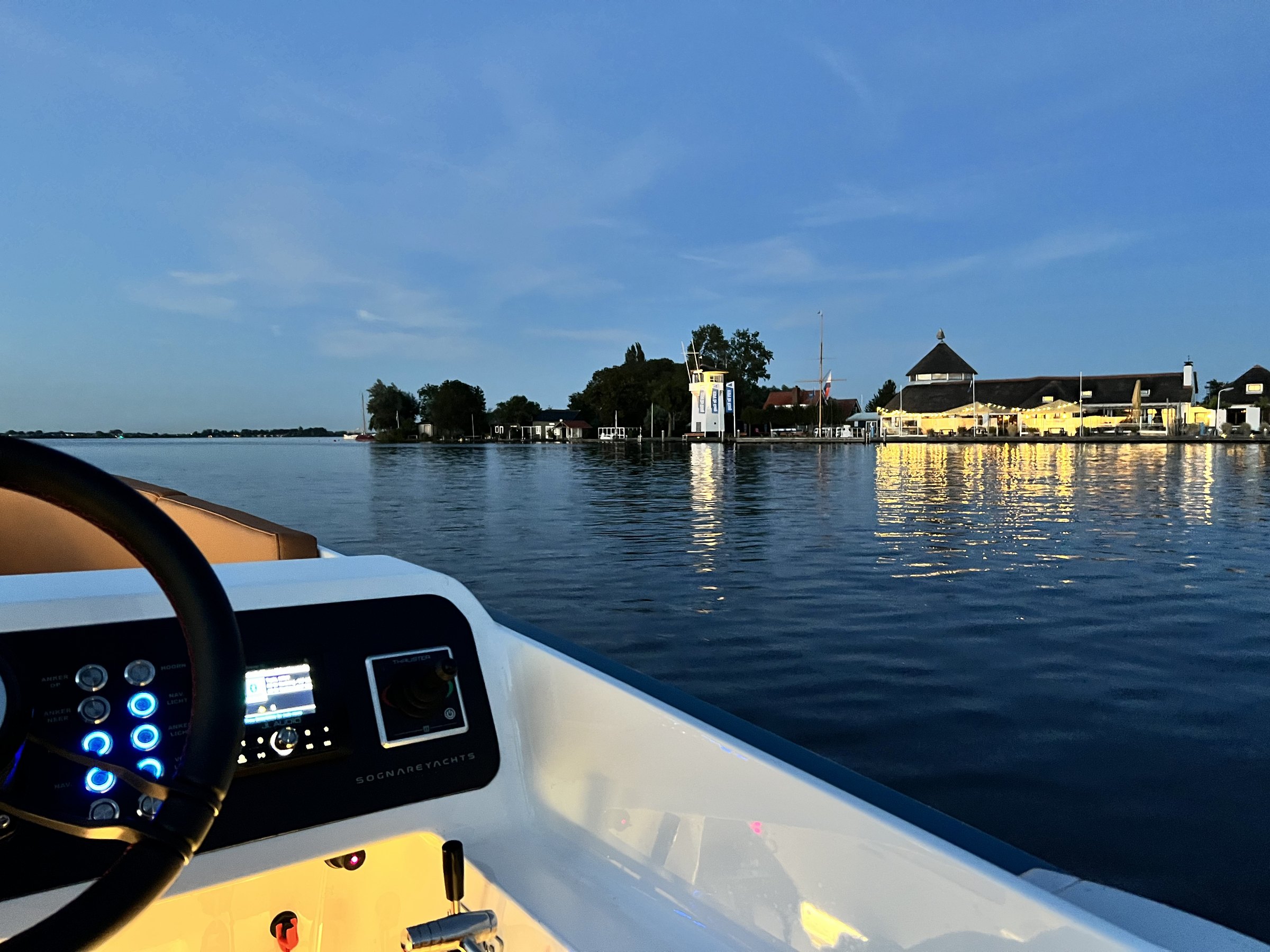 Sognare Amalfi 760 dashboard en cockpit bij avond