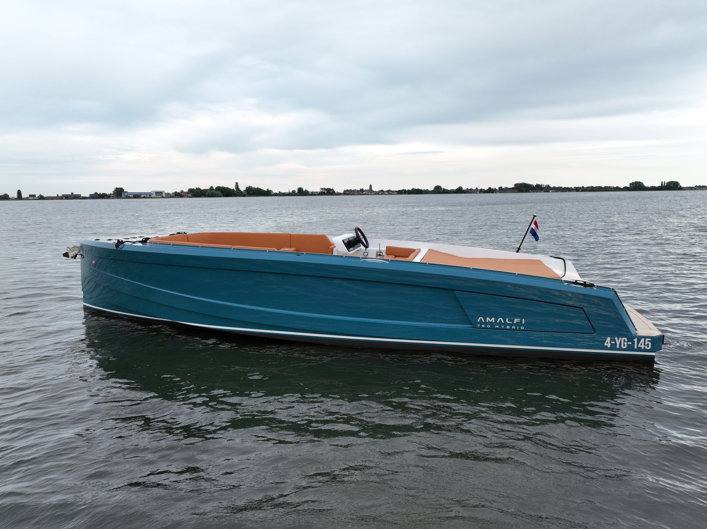 Sognare Amalfi 760 Hybrid zijaanzicht teal lak op het water