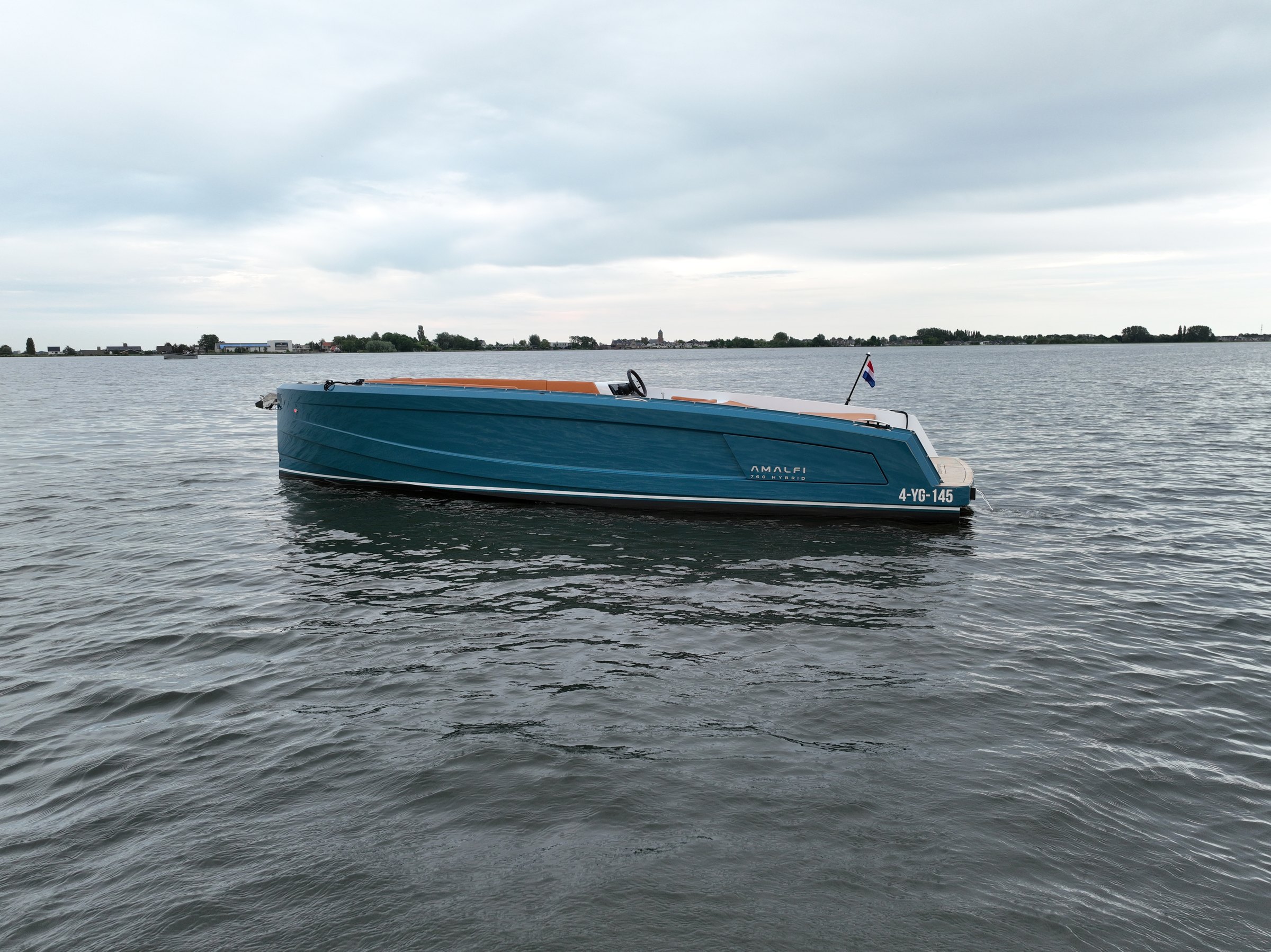 Sognare Amalfi 760 Hybrid luchtfoto op het water