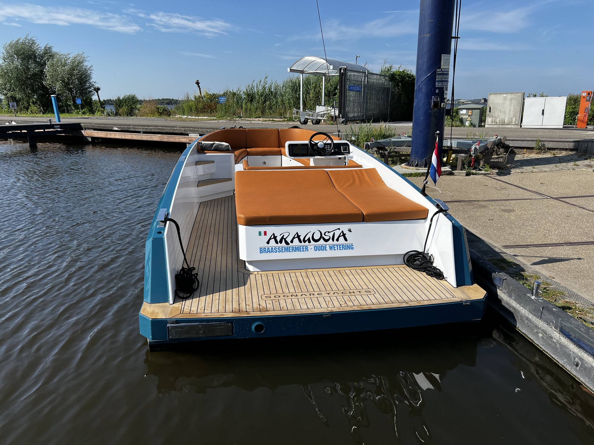 Demonstratieboot Aragosta van Sognareyachts aan de steiger in Oude Wetering, klaar voor een proefvaart