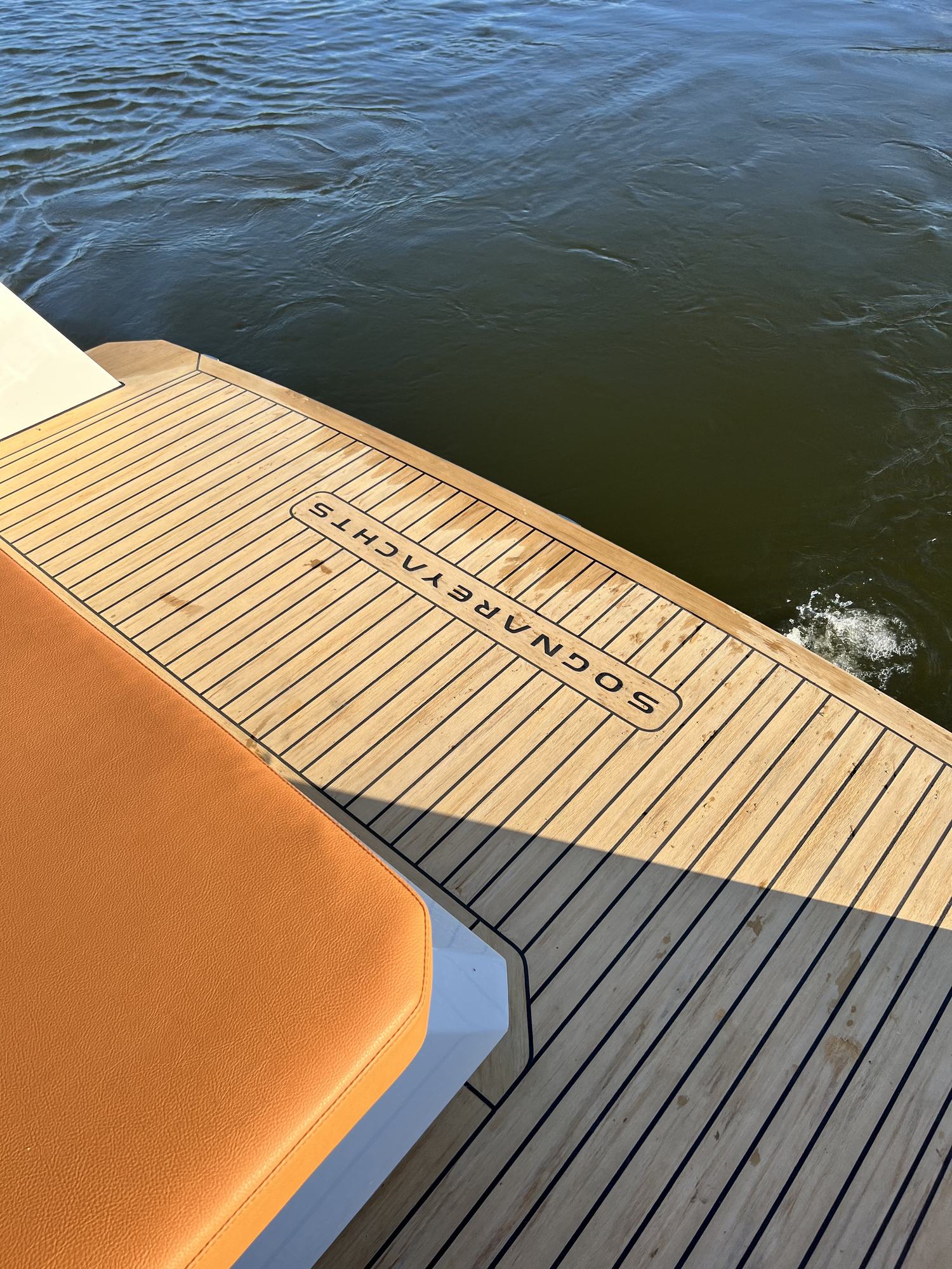 Teak zwemplateau van de Amalfi 760 met ingelegd Sognareyachts-woordmerk