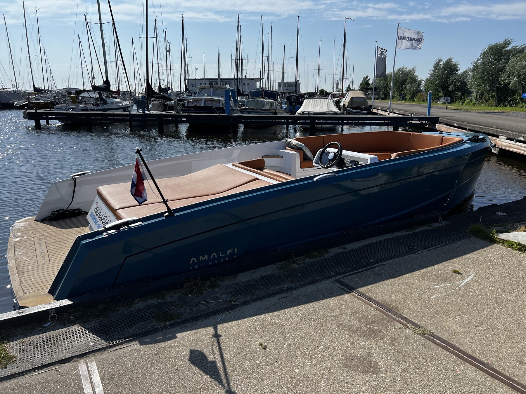 De Sognare Amalfi 760 demonstratieboot Aragosta in volle lengte aan de steiger, blauw aluminium met caramel kussens