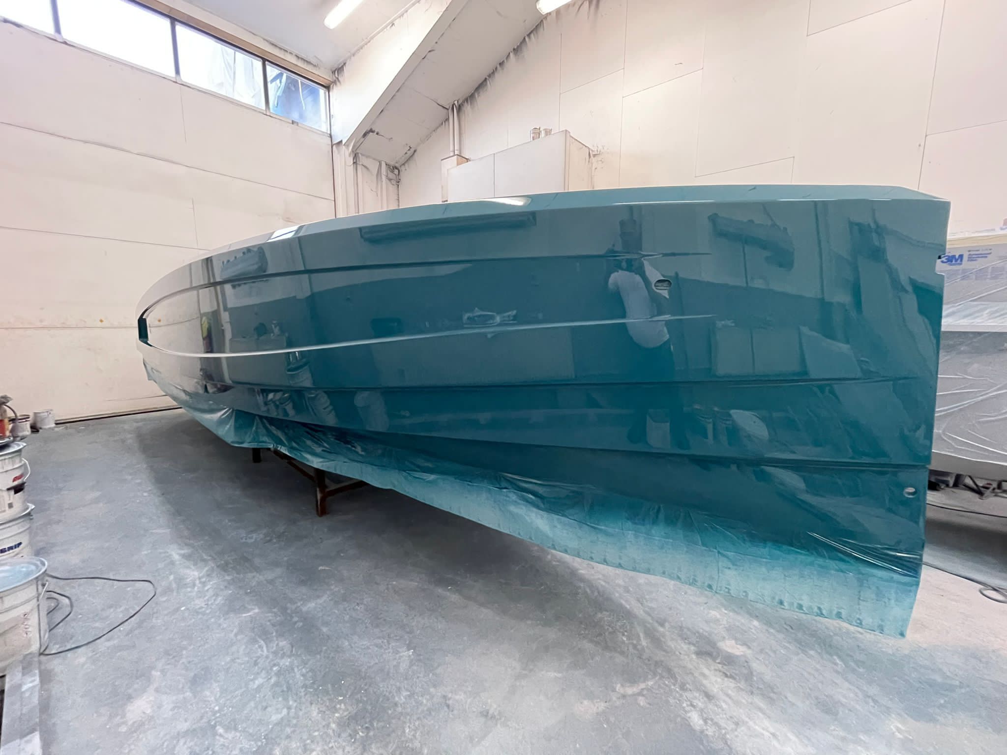 Superjacht laksysteem — verse topcoat in spuitcabine